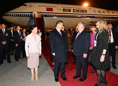 Китайският президент Си Цзинпин бе тържествено посрещнат днес в унгарската