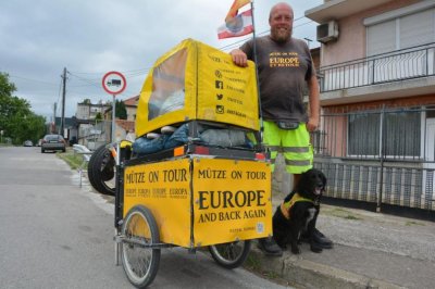 Пътешественик с рикша мина през Харманли на път от Хамбург