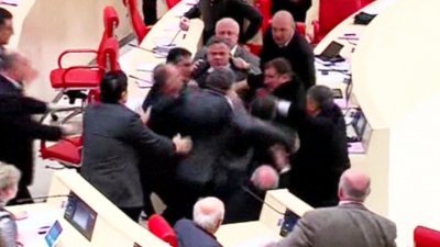 Депутати в парламента на Грузия си спретнаха бой в пленарна