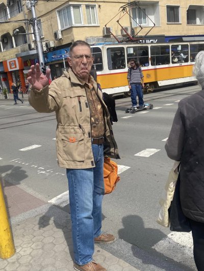 Възрастен столичанин обикаля центъра на София и троши буркани и