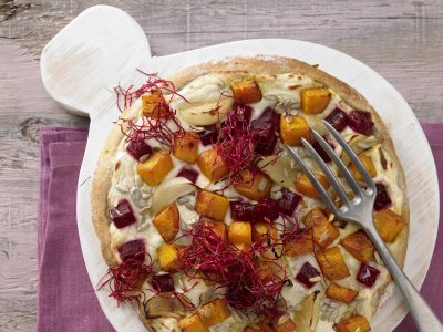 Картофена пица с цвекло, тиква (тиквички) и кълнове