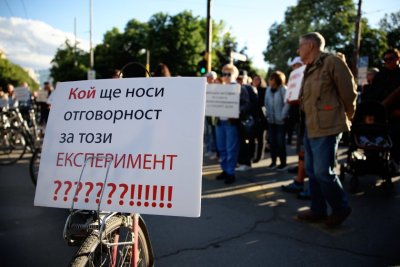 Институции и граждани втора седмица спорят за шофьорските неволи в центъра на София