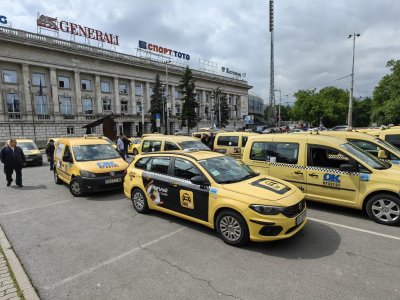 Таксита на протест срещу премахване на стоянките (СНИМКИ) 