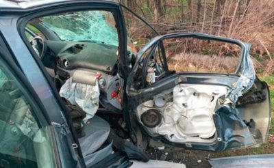 Водач на лек автомобил е загинал при катастрофа между два