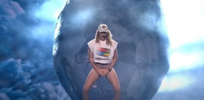 Скандал на "Евровизия": Изпълнител излезе почти гол на сцената (ВИДЕО)