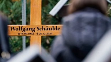 Оскверниха гроба на бившия финансов министър на Германия Волфганг Шойбле