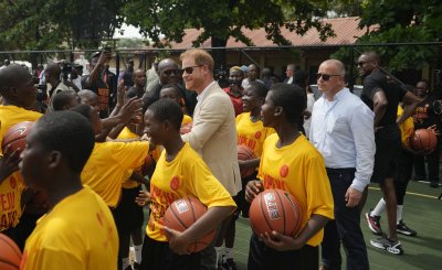 Принц Хари демонстрира завидни баскетболни умения в Нигерия Той и
