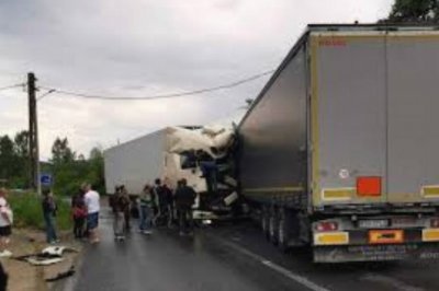 Катастрофа между два тир-а затвори пътя между "Петолъчката" и село Лозенец