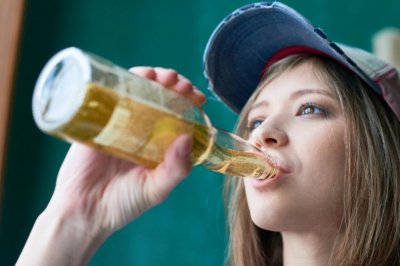 Специалистите отчитат: Все по-млади хора и ученици у нас пият алкохол