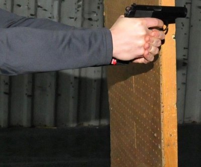 В двор на фирма край Шумен: Мъж простреля с пневматичен пистолет друг в лицето 