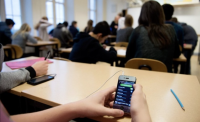 В Гърция забраниха децата в гимназиите да ползват мобилни телефони