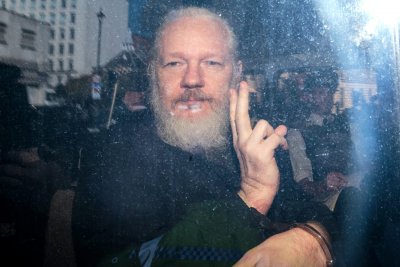 Висшият съд в Лондон постанови че основателят на сайта за разкрития  Уикилийкс