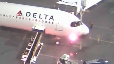 Самолет се запали на международното летище Сиатъл Такома  Новината съобщава USA Today Пожарът възникна