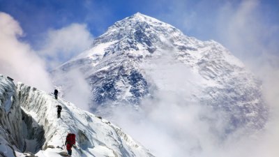 Шерпи откриха тялото на монголски алпинист на Еверест 