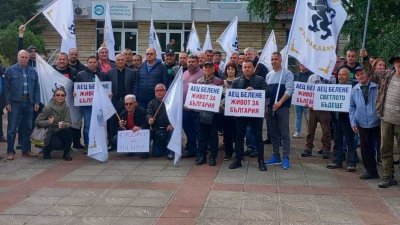 "Възраждане" блокира "Белене" 3-и ден, не пускат украинска делегация 