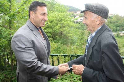 Румен Спецов отиде на крака при 100-годишния дядо Митко с шише ракия