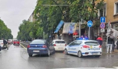 Кола се заби в колчетата на новата велоалея в центъра на София