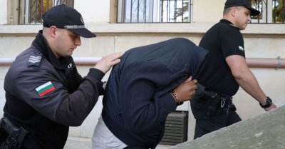 Полицията във Варна задържа четирима измамници представяли се за строителни