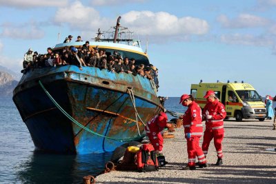 Спасиха 42 мигранти край остров Крит