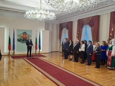 С Почетния знак на президента Румен Радев удостои изявени български