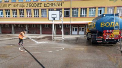 Дворовете на всички училища в София ще бъдат почистени и
