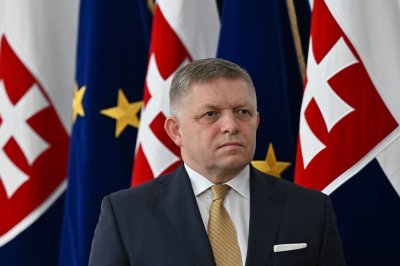 След покушението: Словашкият премиер се бори за живота си