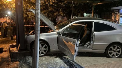 Млад шофьор се заби в автобусна спирка във Варна – четирима души са пострадали