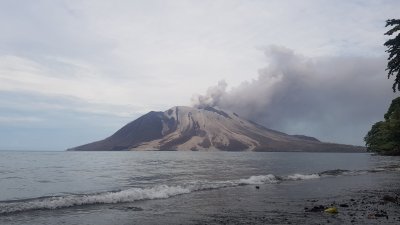 Вулканът Ибу на отдалечения индонезийски остров Халмахера изригна отново днес