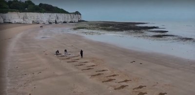 80 пясъчни фигури на войници се появиха на британски плаж