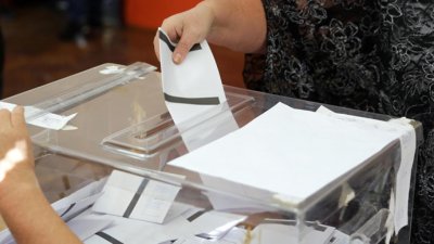 Общини принудени да поръчват спешно изборни урни 