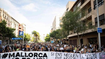 Над 10 000 протестираха срещу наплива от туристи в Палма де Майорка