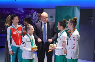 Президентът Радев връчи медалите на Боряна Калейн и Стилияна Николова 