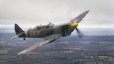 Пилот от британските ВВС се разби със "Спитфайър" при възпоменателна церемония
