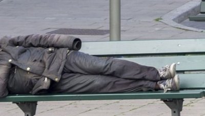 Откриха мъж в безпомощно състояние на пейка в Шумен съобщиха