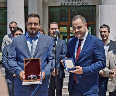 Вътрешният министър Калин Стоянов беше посрещнат с почести от кмета