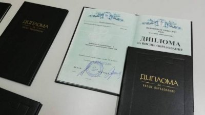 Задържаха двама за изготвяне на фалшиви дипломи в София