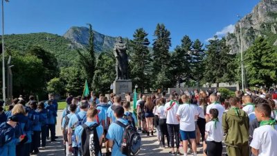 С китки здравец днес от централния площад във Враца бяха