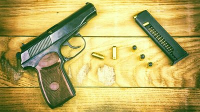 Стрелба с пистолет и бой в двора на училище в Костенец