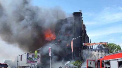 Огнен ад във Варна, горят складове, 5 пожарни са на място