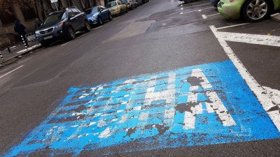 Привилегировани граждани паркирали безплатно в центъра на София