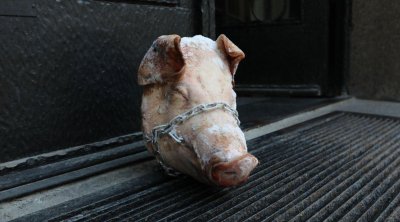 Гражданин потресе обществеността след като постави замразена свинска глава пред Министерството