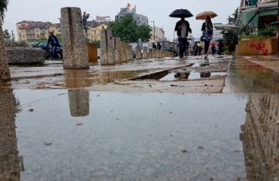 Мощна буря се развихри в София отново Улиците на столицата се превърнаха в реки  след