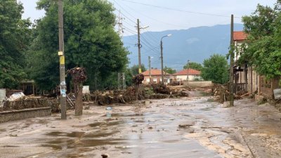 Карловски кметове блокират пътища заради възстановяването от наводнението