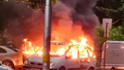 Мълния удари кола във Велико Търново и я изгори до основи (СНИМКИ)
