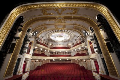 Ще свали ли министърът на културата спектакъла на Малкович в Народния театър?