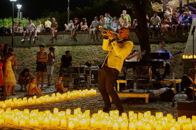 Боби Вълчев пали 17 000 свещи в Античния театър