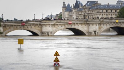 Тестовете на водата в Сена в Париж показват че реката все