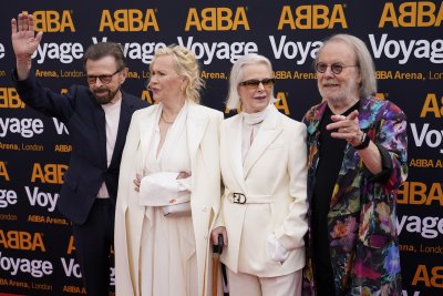 Членовете на шведския поп квартет АББА който триумфира на конкурса