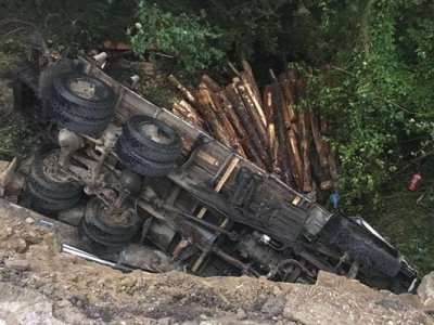 ТИР падна от мост край Велико Търново, шофьорът загина
