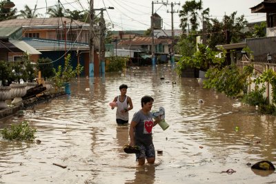 Най малко седем души загинаха заради наводнения или съборени дървета след